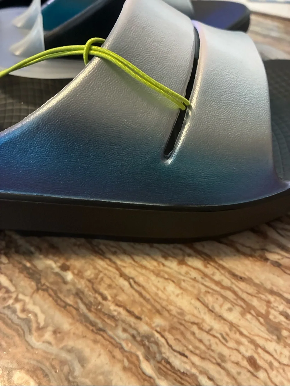 OOFOS Metallic Frost OOahh Luxe Slide Sandals Women’s Size 6 NWT